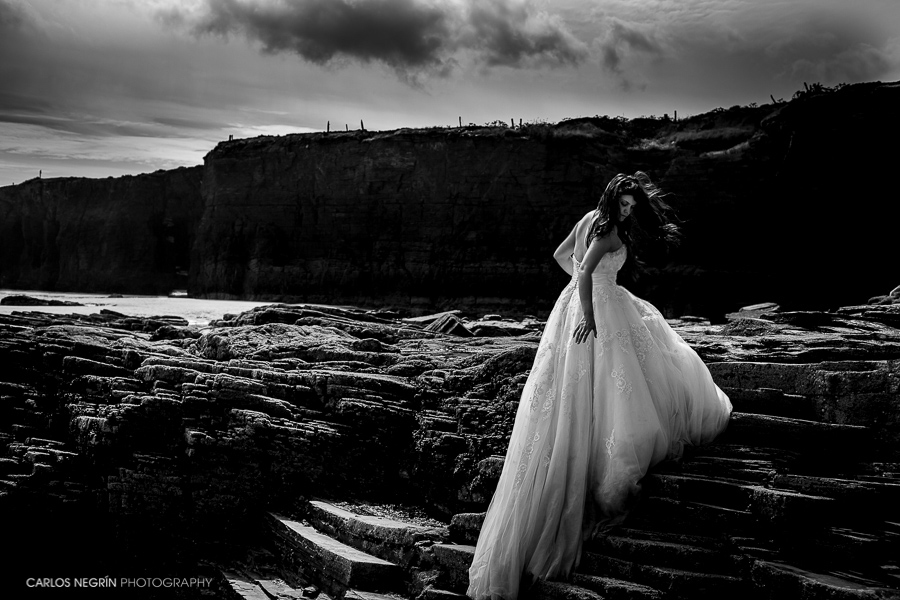 N+H Reportajes de postboda en Praia As Catedrais, fotógrafo de bodas documentales y sin posados en A Coruña, Galicia. Carlos Negrín Photography