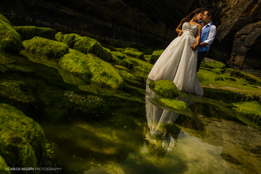 N+H Reportaje de postboda en Praia As Catedrais, fotógrafo profesional de bodas en Coruña, Galicia. Carlos Negrín Photography