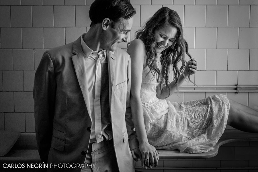 fotografía de pareja blanco y negro con iluminación natural, Carlos Negrín fotógrafo fotografía de pareja blanco y negro con iluminación natural, Carlos Negrín fotógrafo