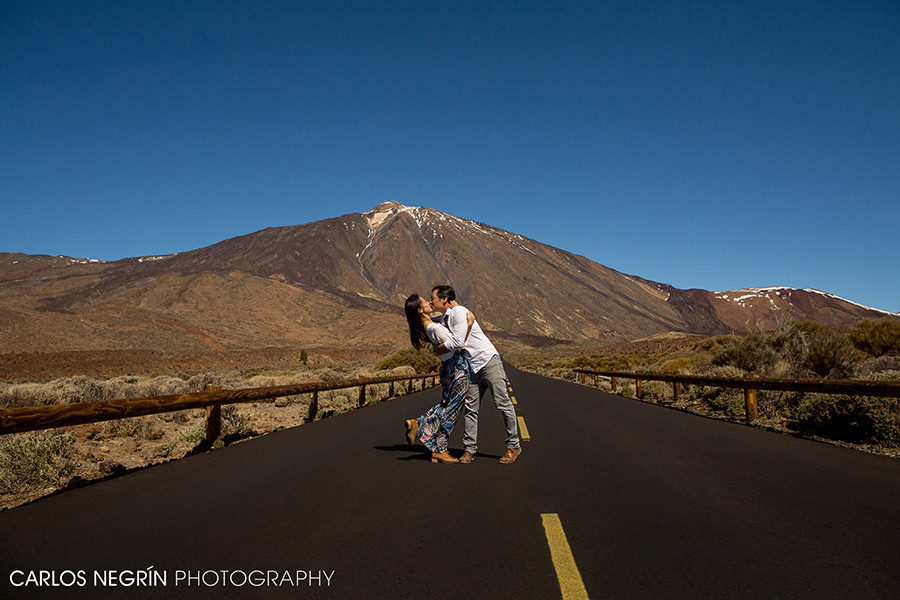 engagement photography session kissing on the street
